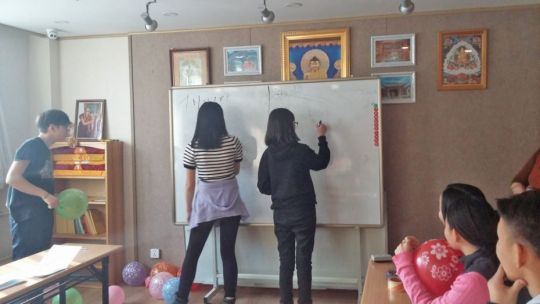 Students playing games together and practicing their English, Ulaanbaatar, Mongolia, January 2018. Photo by Altangerel Tumurtogoo.